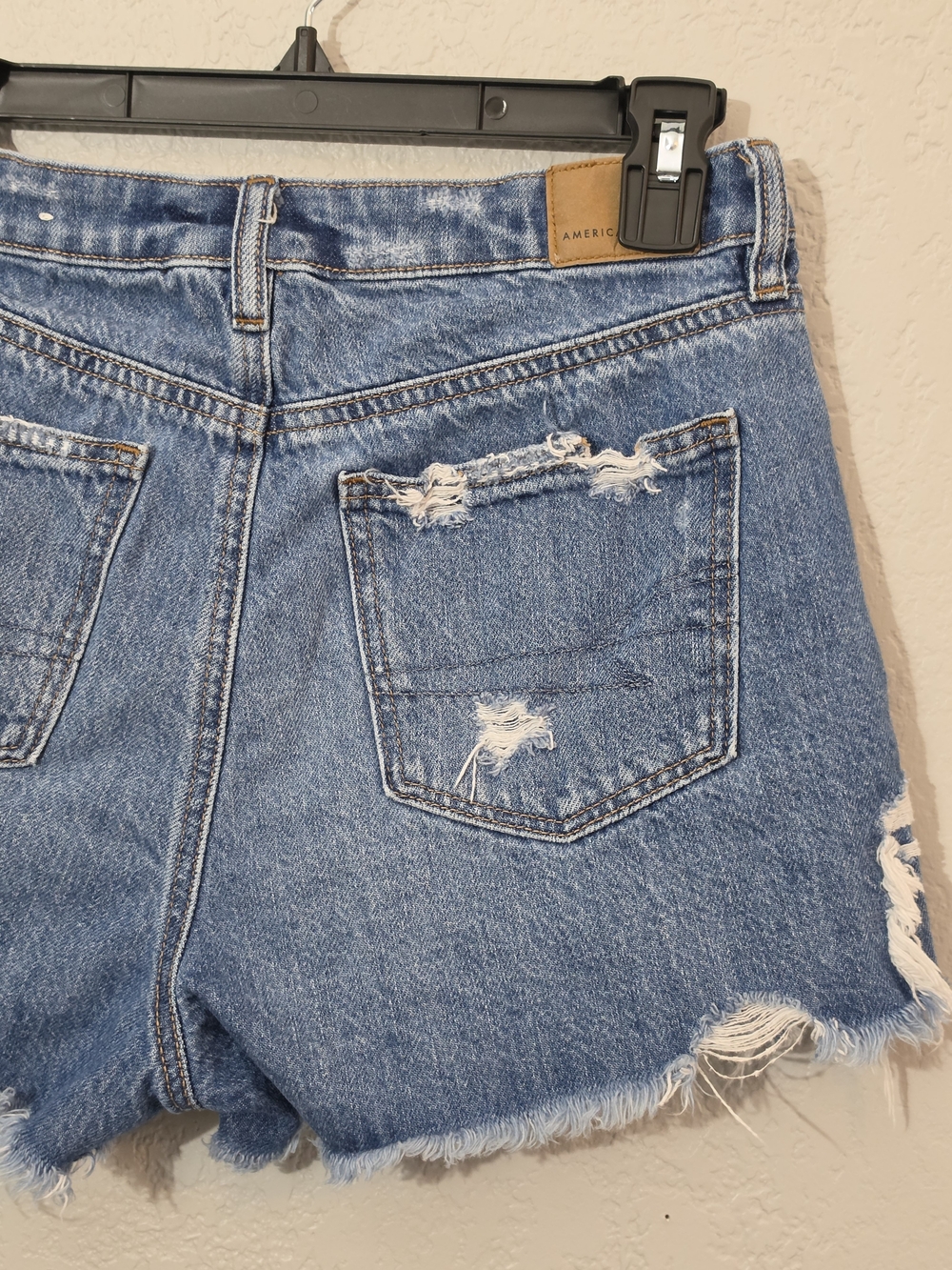 American Eagle Distressed Mom Short Medium Wash Denim Cutoff Womens Size 2 - Picture 5 of 9